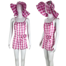Carregar imagem no visualizador da galeria, FANTASIA BARBIE MOVIE 2023 - VESTIDO XADREZ COM CHAPÉU