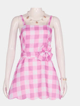 Carregar imagem no visualizador da galeria, FANTASIA BARBIE MOVIE 2023 - VESTIDO XADREZ CURTO
