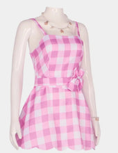 Carregar imagem no visualizador da galeria, FANTASIA BARBIE MOVIE 2023 - VESTIDO XADREZ CURTO