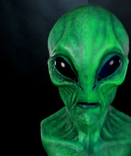 Carregar imagem no visualizador da galeria, MÁSCARA ALIEN REALISTA - 100% SILICONE