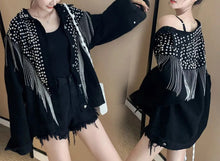 Carregar imagem no visualizador da galeria, JAQUETA JEANS PRETA ROCK COM TACHAS E FRANJAS