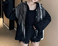 Carregar imagem no visualizador da galeria, JAQUETA JEANS PRETA ROCK COM TACHAS E FRANJAS