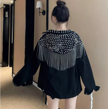 Carregar imagem no visualizador da galeria, JAQUETA JEANS PRETA ROCK COM TACHAS E FRANJAS