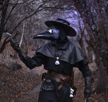 Carregar imagem no visualizador da galeria, MÁSCARA BICO DE PÁSSARO PRETA COURO COM SPIKES COSPLAY