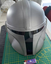 Carregar imagem no visualizador da galeria, MÁSCARA MANDALORIANO - STAR WARS PVC