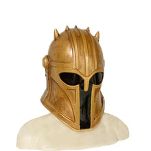 Carregar imagem no visualizador da galeria, MÁSCARA MANDALORIAN PVC DOURADA

