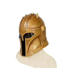 Carregar imagem no visualizador da galeria, MÁSCARA MANDALORIAN PVC DOURADA
