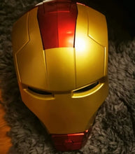 Carregar imagem no visualizador da galeria, CAPACETE MÁSCARA HOMEM DE FERRO COM LED
