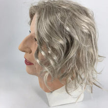 Carregar imagem no visualizador da galeria, MÁSCARA REALISTA MULHER COM PERUCA COSPLAY
